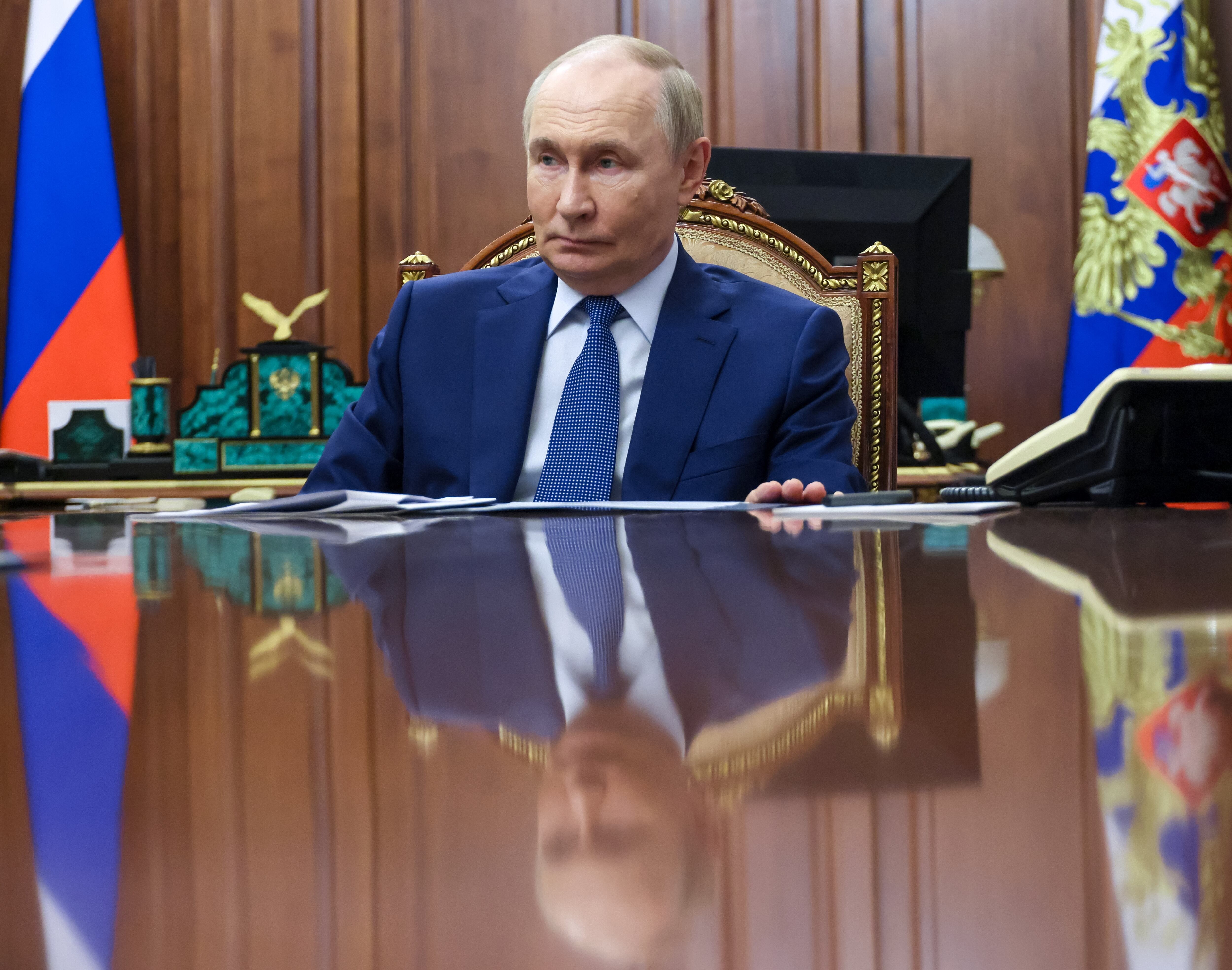 El presidente ruso, Vladímir Putin, durante la reunión que mantuvo con la presidenta del Consejo de la Federación de Rusia, Valentina Matviyenko, en el Kremlin.
