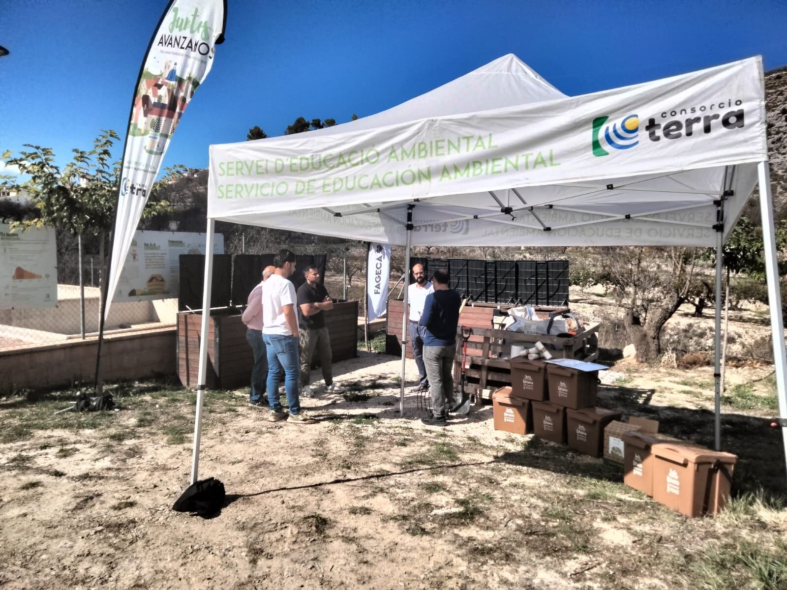 Hace unos días se presentó el acuerdo de colaboración entre Famorca, Quatretondeta y Fageca para el uso de la compostera comunitaria de Fageca.