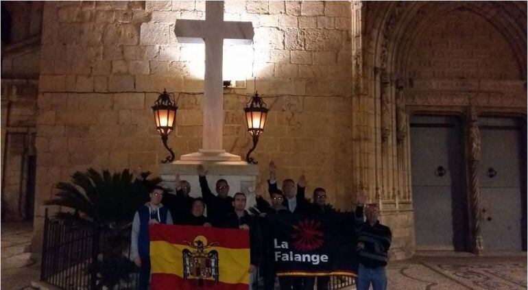 Miembros de La Falange, en uno de los diversos actos de ensalzamiento franquista que celebran ante el monumento.