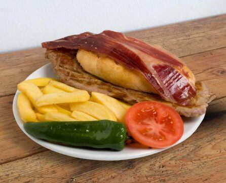 Famoso bocadillo de la gastronomía sevillana que patentó su creador y fundador de los estableciemientos Mesones El Serranito