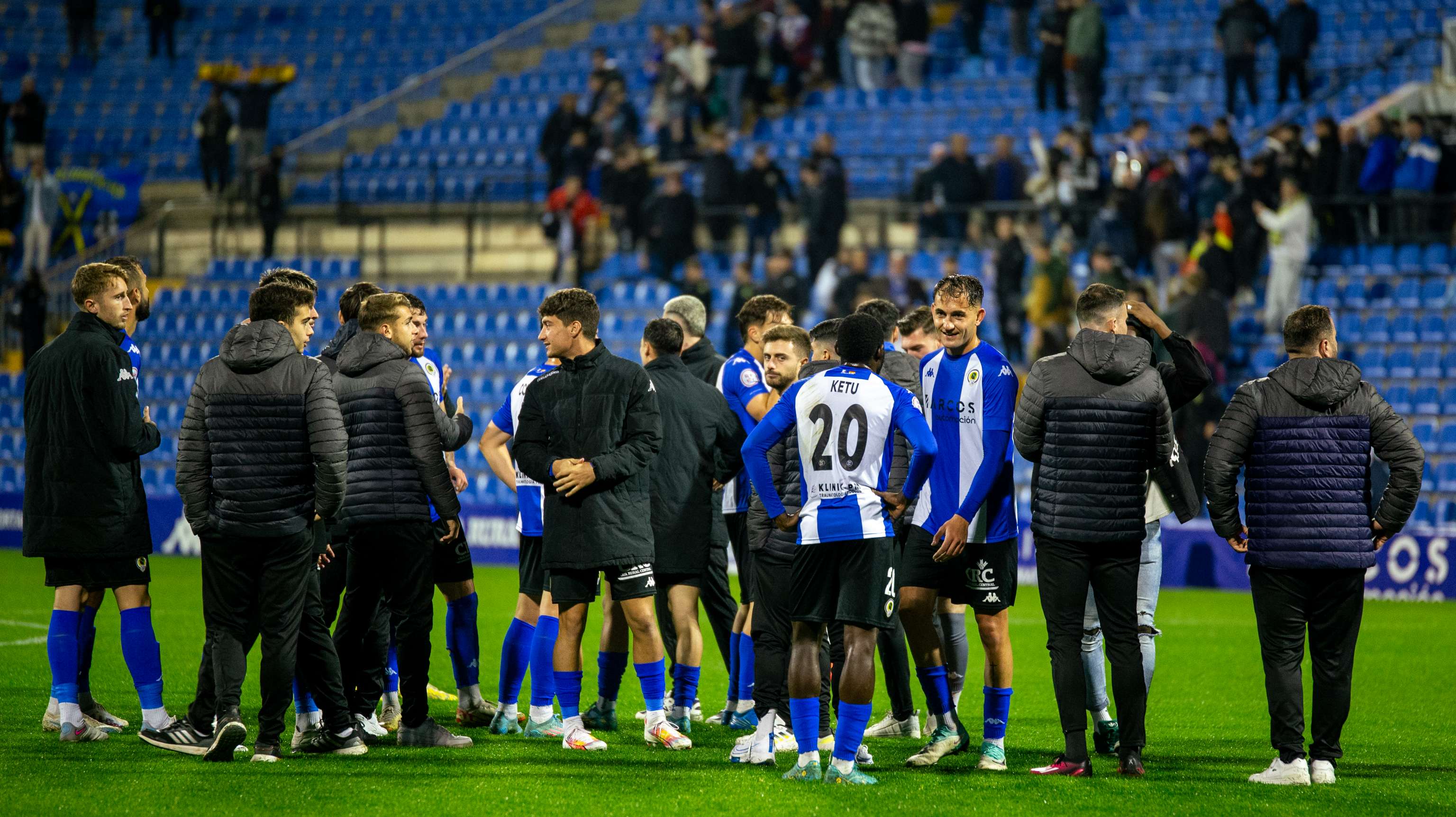 Los jugadores del Hércules tras un partido en el Rico Pérez