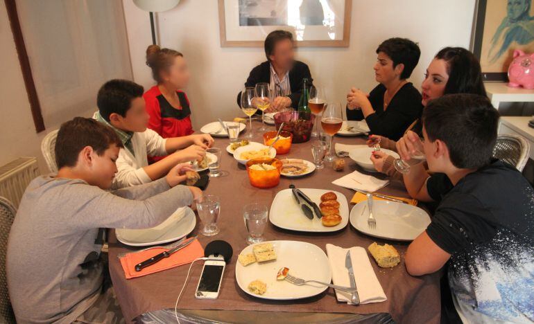 De izquierda a derecha: Mikel, Kahim, Meena, Dawood, Leire, Blanka y Ander, durante la comida.