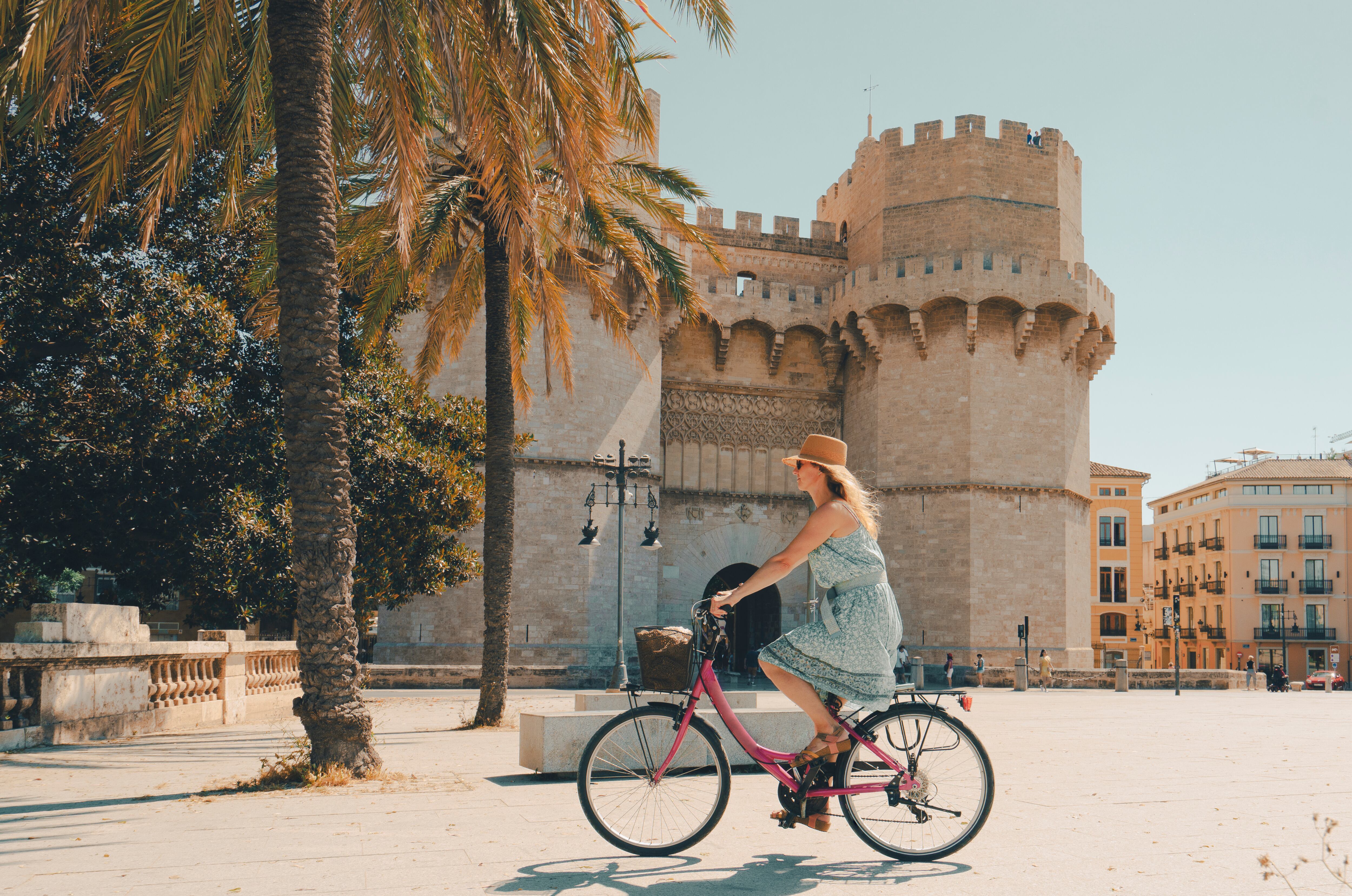 Mujer en bici en las Torres de Serranos de València