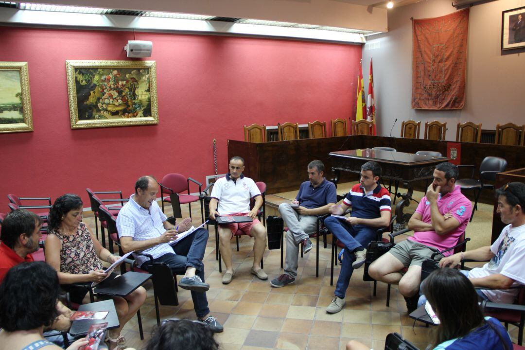 Representantes de asociaciones, partidos políticos y medios de comunicación local en la reunión del protocolo de actuación de los encierros de Cuéllar