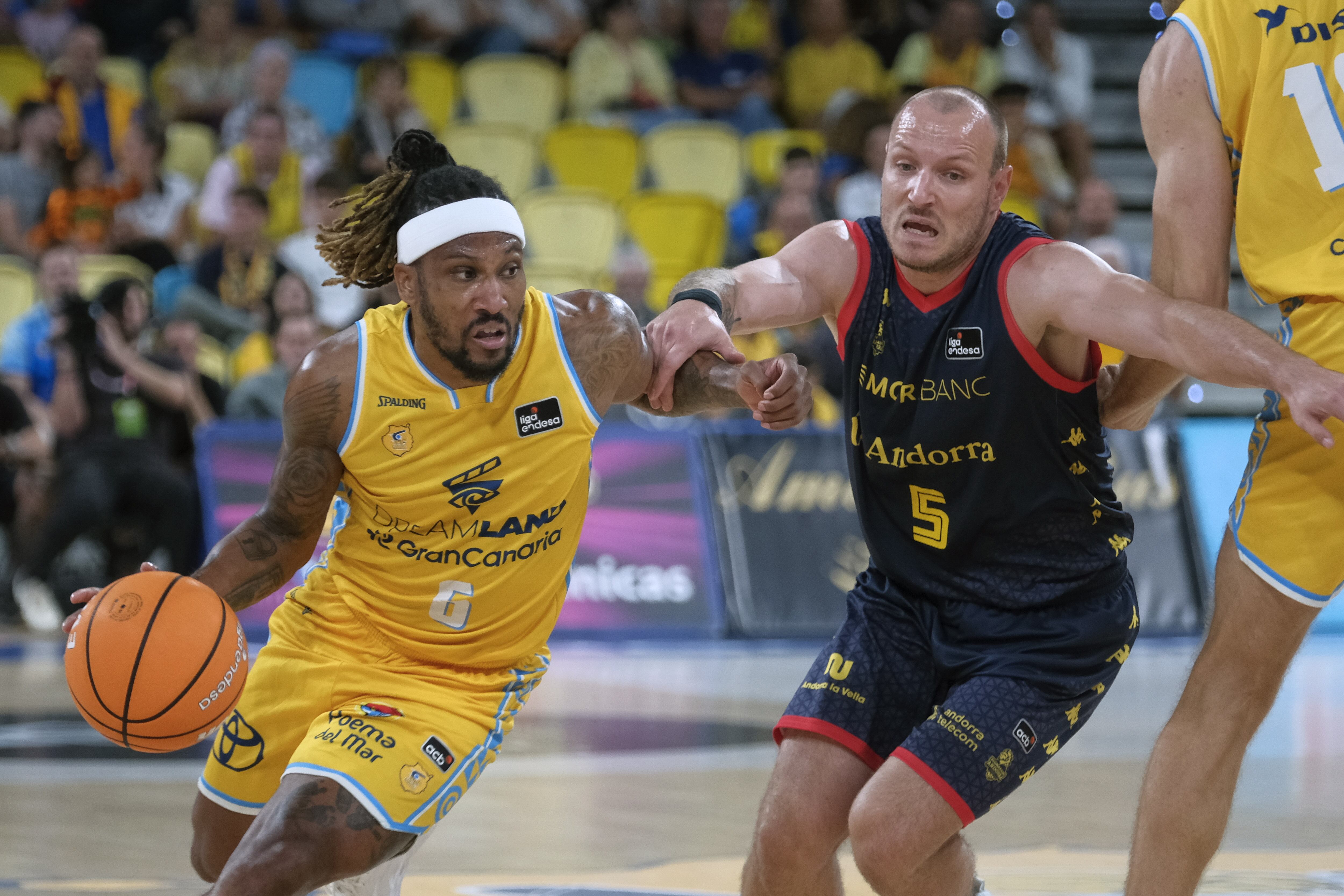 L'extricolor Andrew Albicy (i) i Rafa Luz, durant el partit de la cinquena jornada de la Lliga Endesa entre el Dreamland Gran Canaria i el Morabanc Andorra del passat dissabte al Gran Canaria Arena