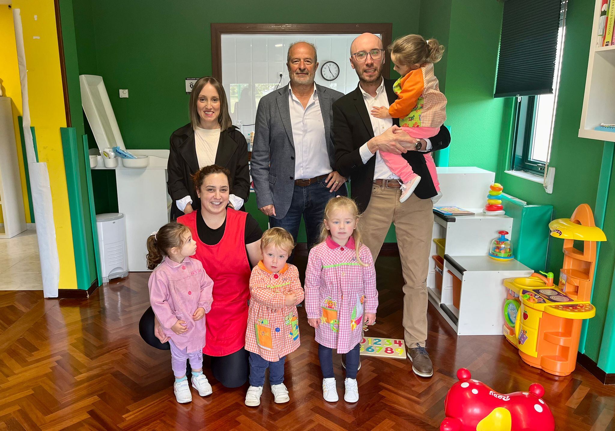 El representante autonómico visitó la casa nido junto al alcalde de As Somozas (foto: Xunta de Galicia)