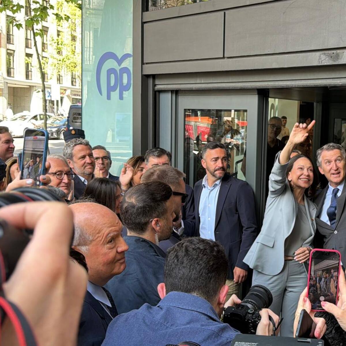 Feijóo abraza a María Corina Machado en Génova: "Siempre hemos estado con vosotros y siempre estaremos con vosotros"
