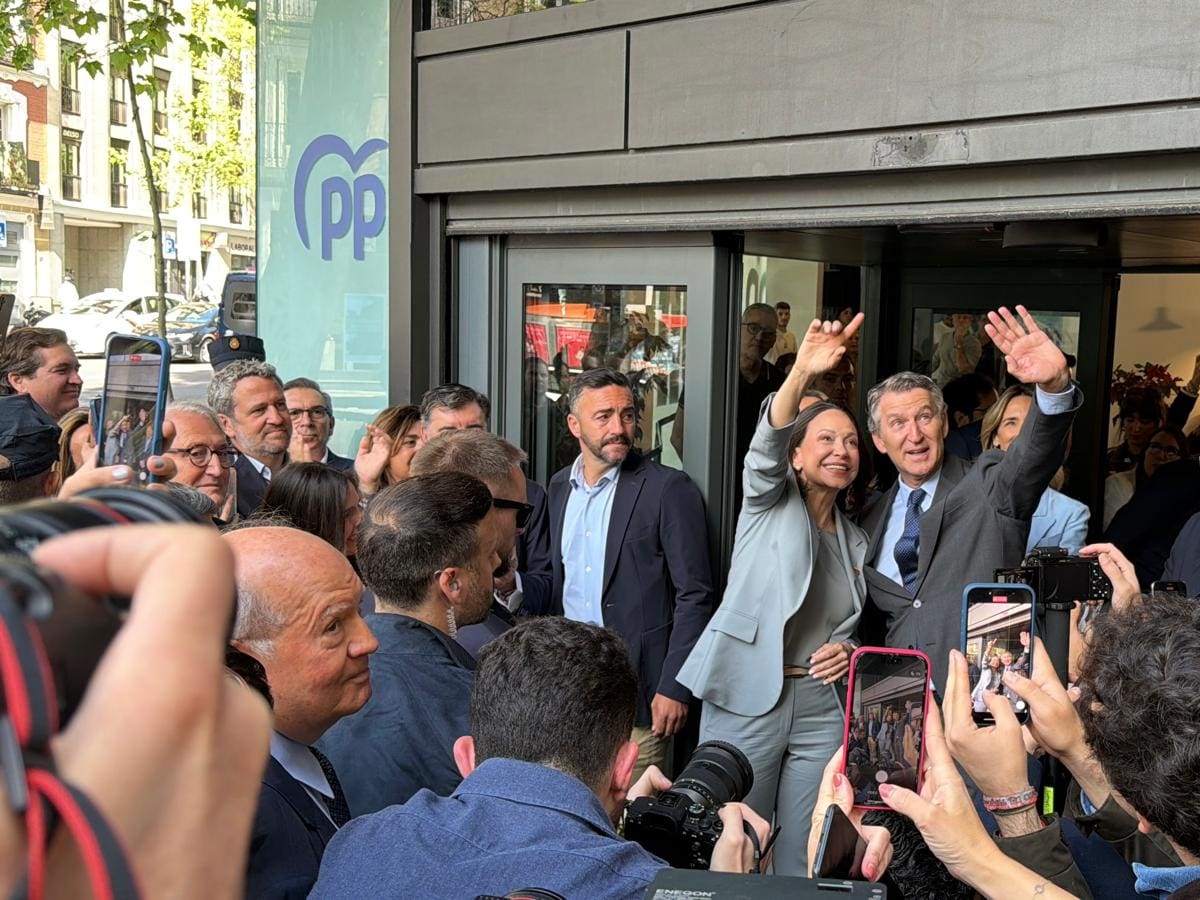 Bob Pop, sobre el acto de Machado y Feijóo: "Una finge ser presidenta electa de Venezuela y el otro finge pintar algo en el PP"