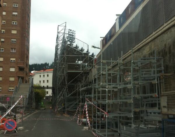 Aspecto de las obras del campo de fútbol eibarrés desde la calle de las torres de Ipurua.