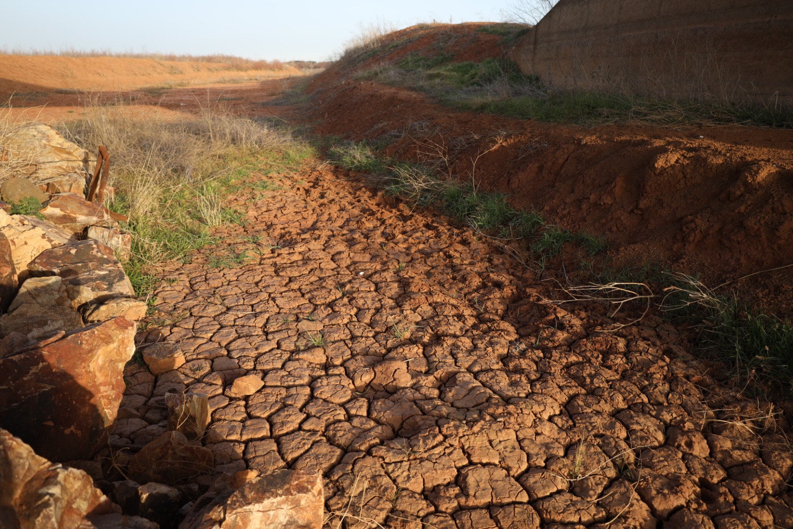 Evidencias de sequía en el Embalse de La Vega del Jabalón,