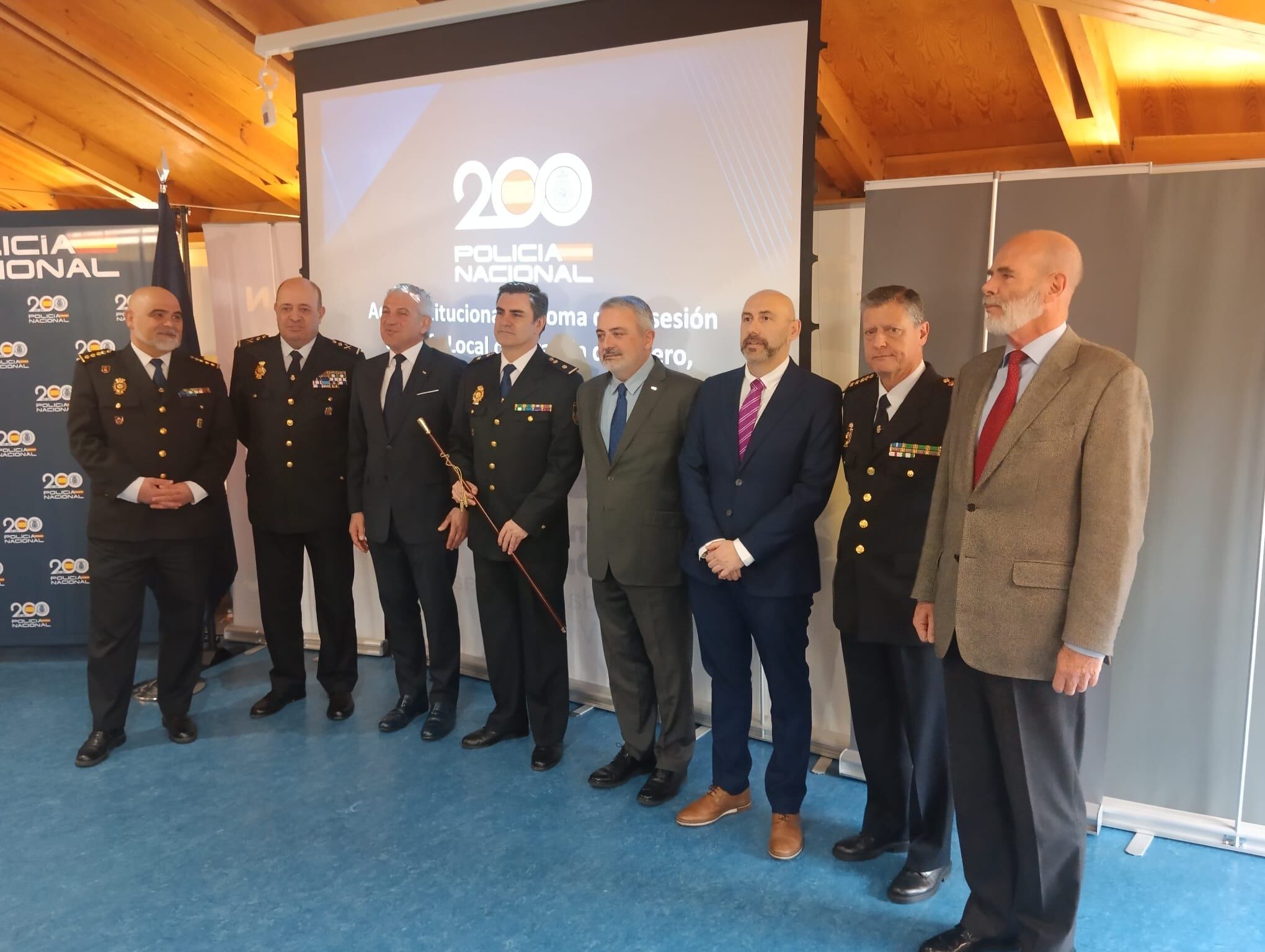 Las autoridades posan en el acto