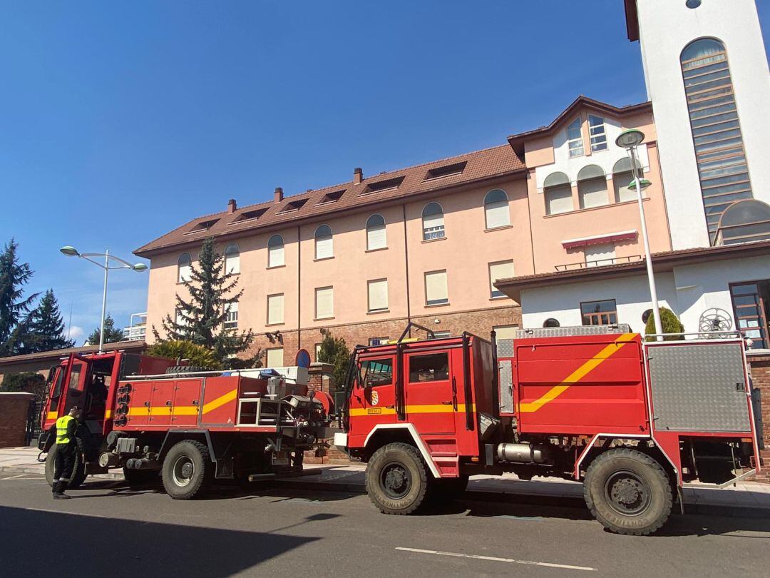 La UME durante sus labores de desinfección en las residencias de la provincia