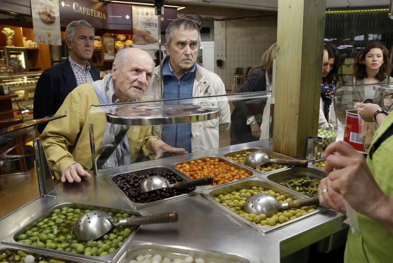 El pintor manchego Antonio López (2i), acompañado por el artista navarro Juan José Aquerreta (3i), en el Mercado del Ensanche de Pamplona, el pasado domingo.