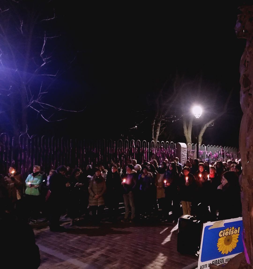 Un momento de la concentración junto al Monumento de los Derechos Humanos
