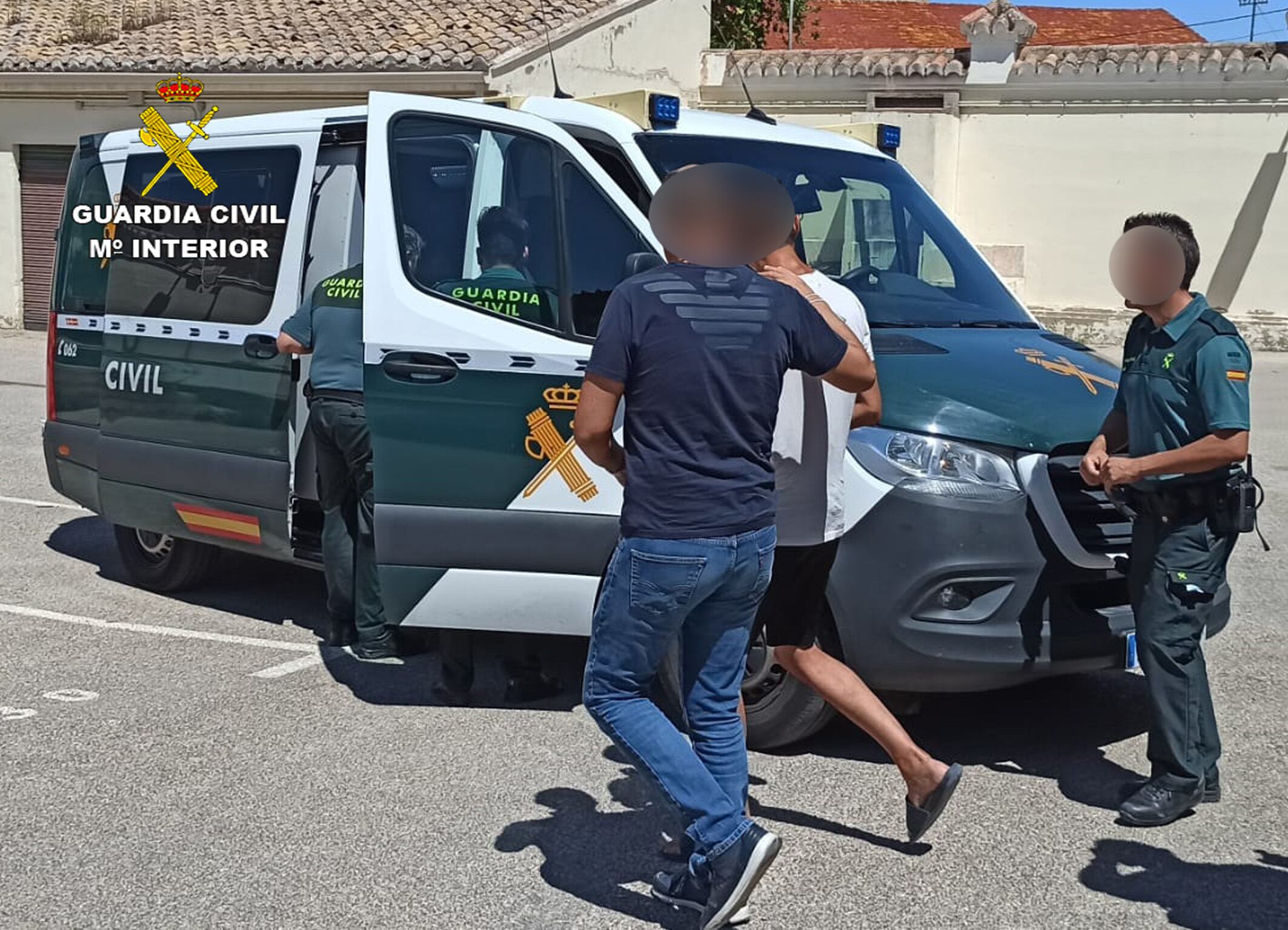 Uno de los detenidos es introducido en un furgón de la Guardia Civil