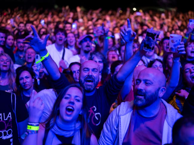 BENICÀSSIM (CASTELLÓN), 28/03/2024.- Asistentes disfrutan de los primeros conciertos este jueves en el Festival SanSan, en Benicassim (Castellón). Uno de los epicentros nacionales de los festivales multitudinarios de música, Benicàssim, abre este jueves las puertas del SanSan, la primera de las grandes citas del año que reúne en plena Semana Santa a destacados nombres del indie y del pop como Two Door Cinema Club, Viva Suecia, Amaral, La Oreja de Van Gogh, Arde Bogotá y Vetusta Morla. EFE/Andreu Esteban