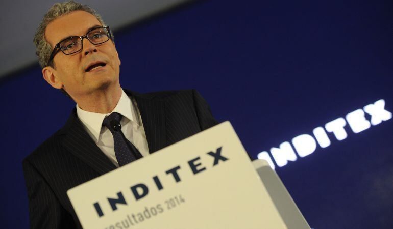 El presidente de Inditex, Pablo Isla, anuncia en conferencia de prensa el incremento de empleos que hubo en su compañía en 2014.