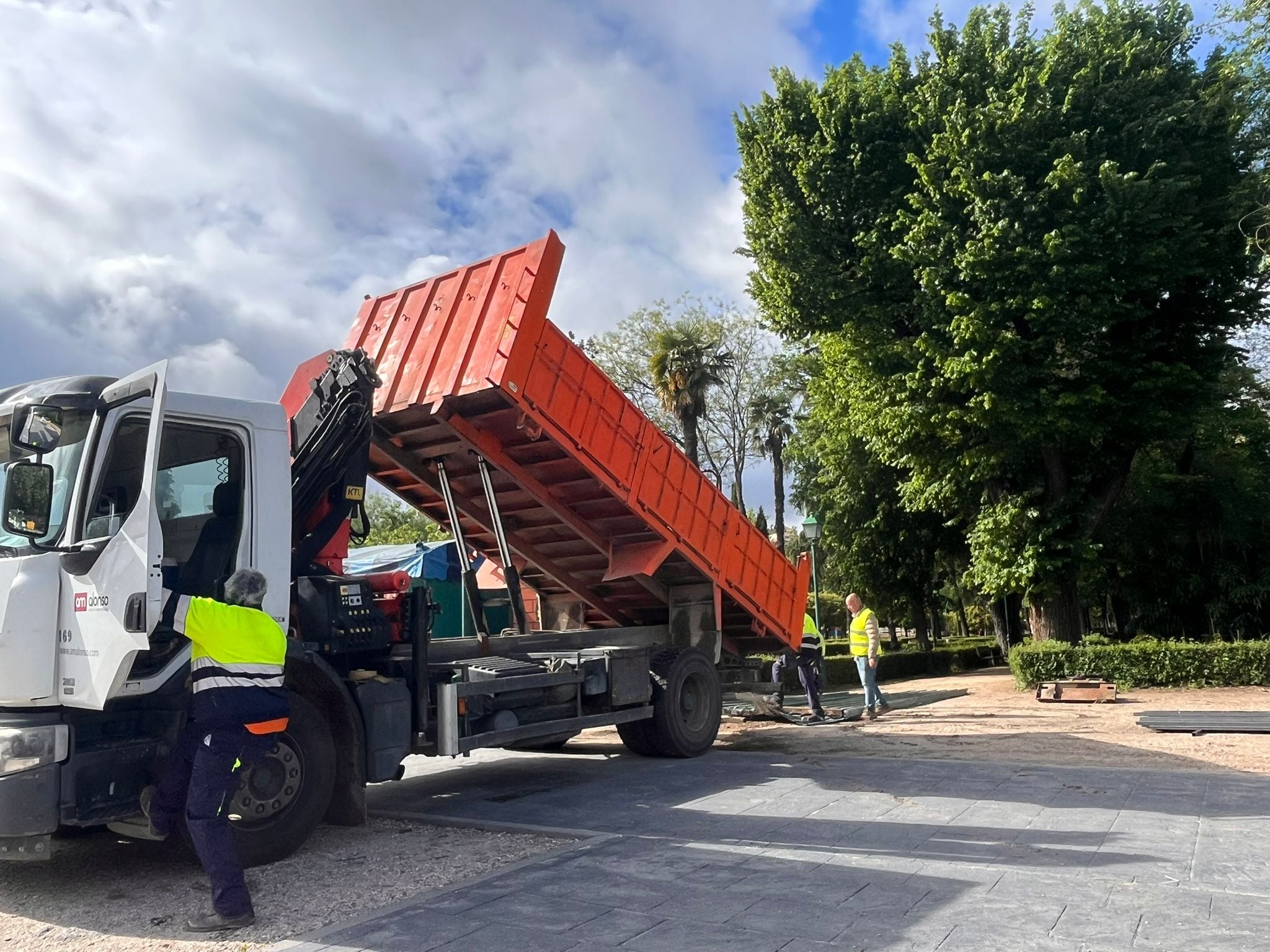 Imagen de archivo de varios operarios trabajando en el parque de la Vega, cuya remodelación integral se financia, en parte, con fondos europeos