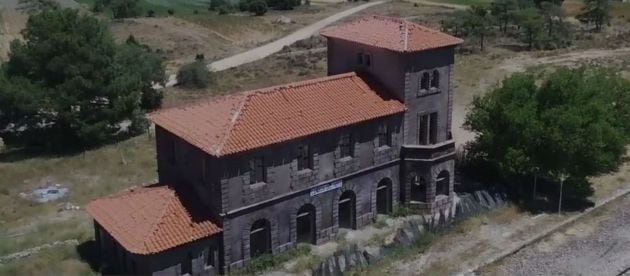 Estación del tren de Cañada del Hoyo donde se ubica esta residencia de artistas.