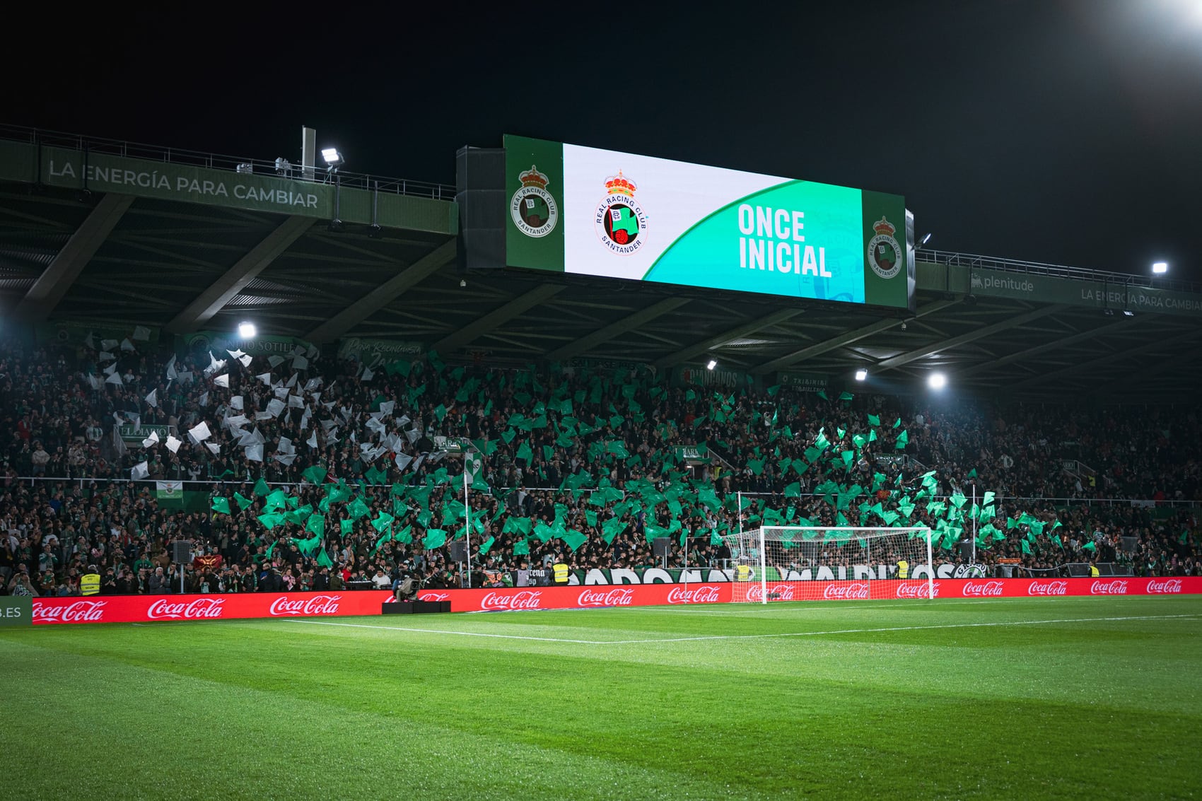 Tifo realizado por banderas en Los Campos de Sport de El Sardinero en el último partido del Racing de Santander como local frente al Málaga