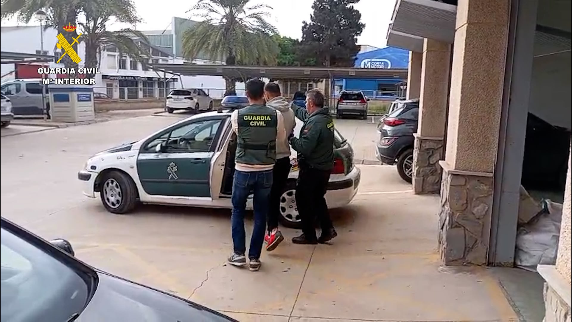 Los agentes introducen al detenido en un vehículo de la Guardia Civil