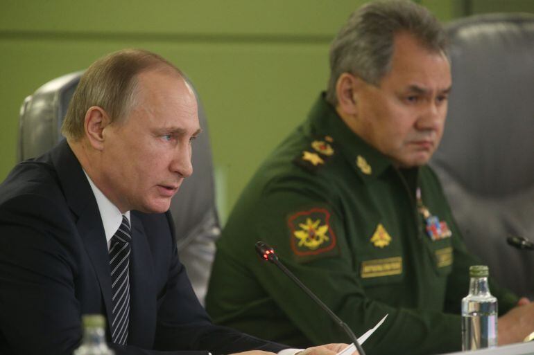 El presidente ruso, Vladimir Putin, junto a su ministro de Defensa, Sergei Shoigu.