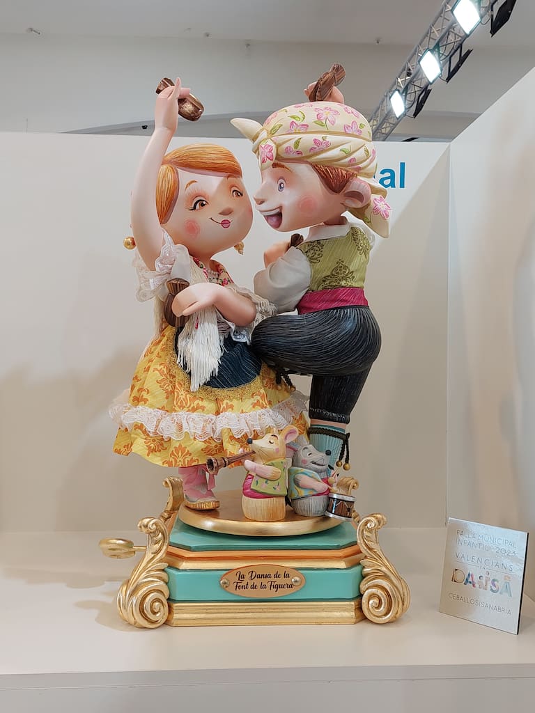 La Exposición del Ninot de las Fallas 2023 abre sus puertas con 750 figuras que rebosan diseño y sátira. Todas ellas quieren salvarse de las llamas gracias al voto popular.