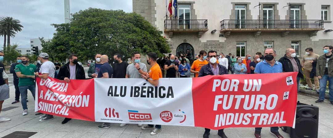 Concentración de los trabajadores de Alu Ibérica en A Coruña