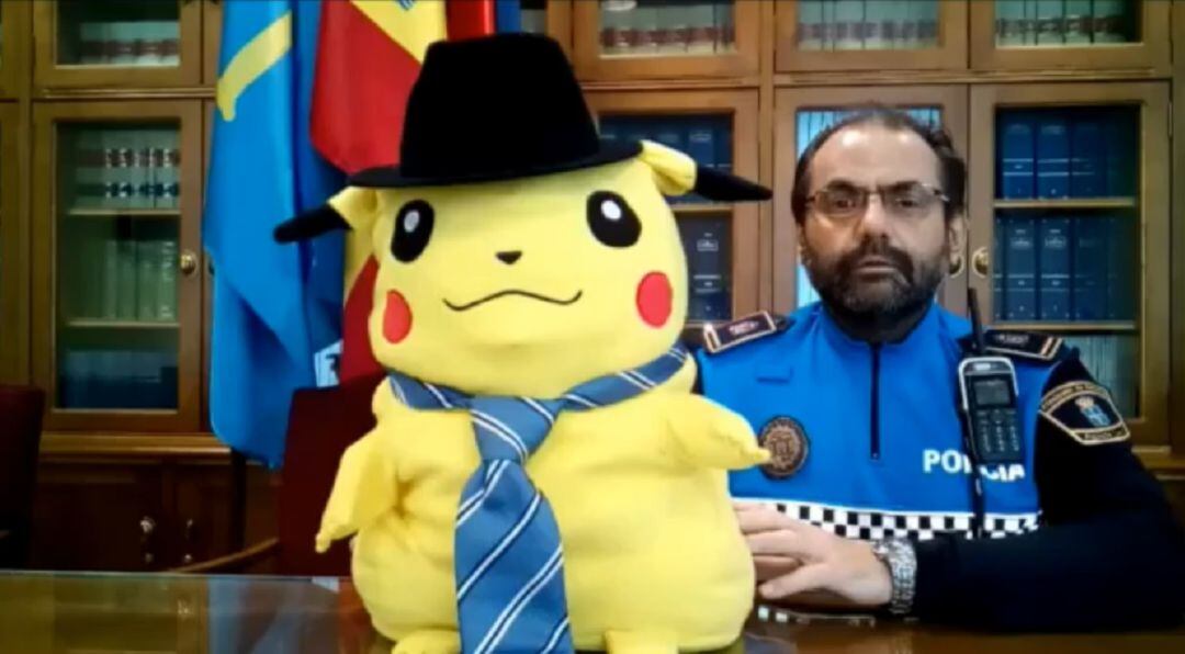 Raimundo y Pikachu antes de comenzar el baile.