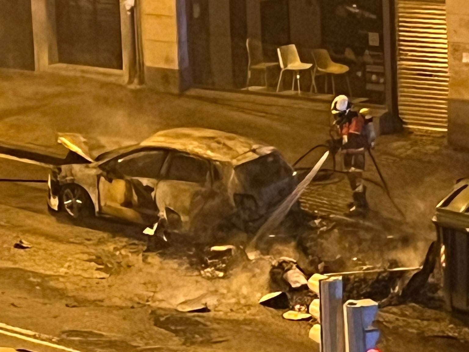 Calcinado un coche en Alameda Rekalde de Bilbao. / Juan Carlos Otaola