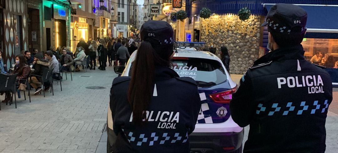 Dos agentes este sábado en la calle Concepción