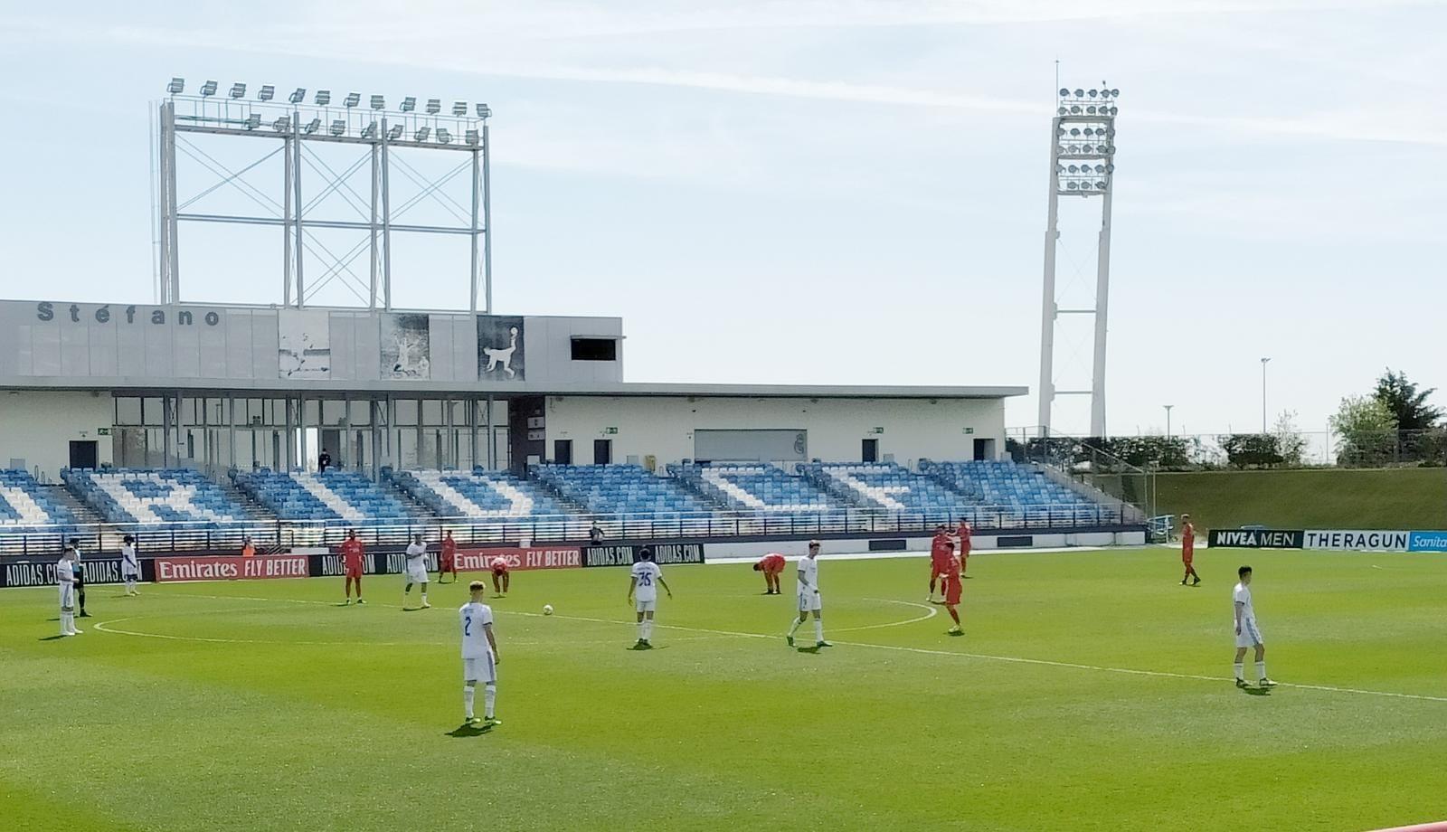 Inicio del partido en la Ciudad Deportiva de Valdebebas, entre el Castilla y el Alcoyano