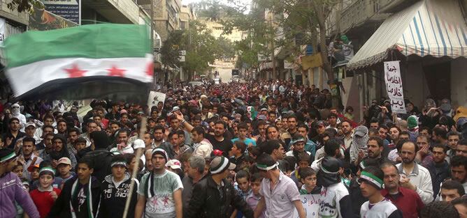 Manifestantes protestando contra el presidente sirio, Bashar al Assad, después de los rezos del viernes en Zabadani, cerca de Damasco