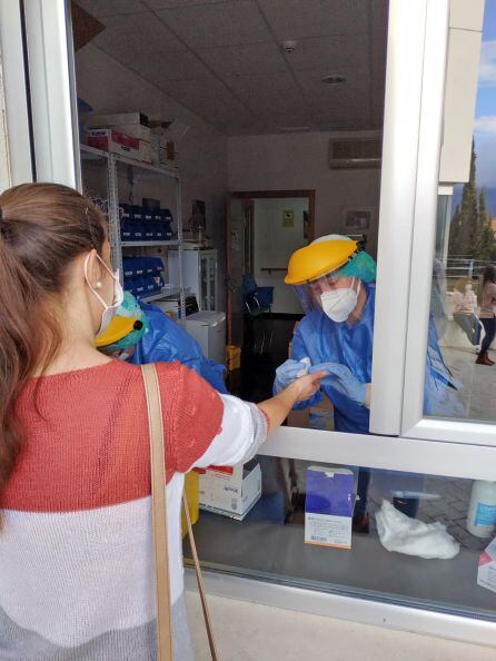 También se le tomaban muestras a las trabajadoras de la residencia