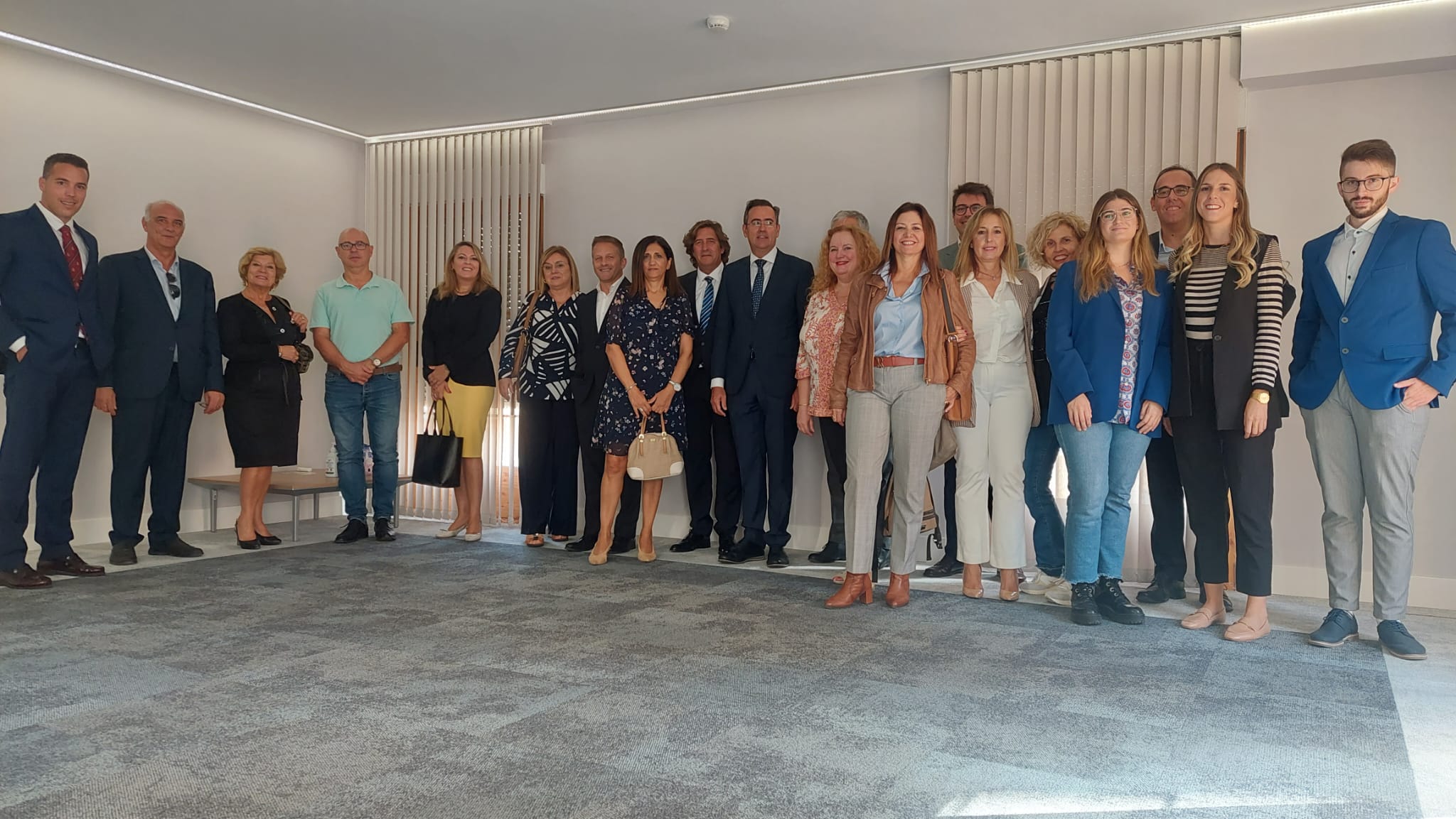 Diego García junto acompañantes en su presentación como candidato