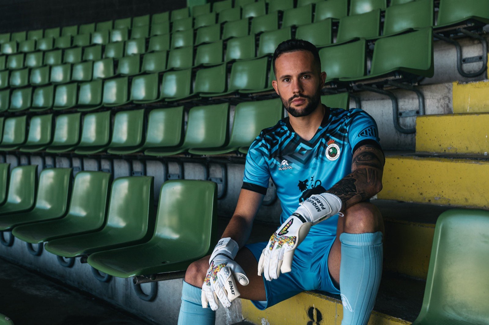 Miquel Parera, con la equipación azul de portero en El Sardinero