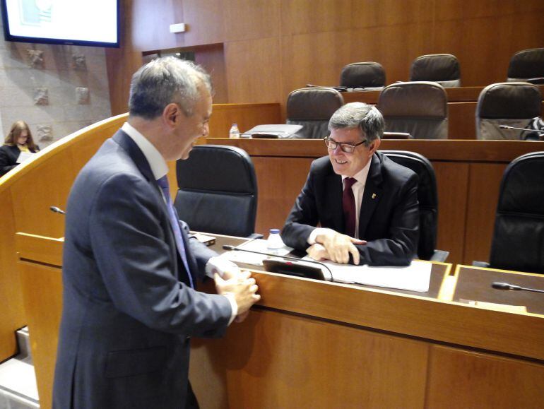 El consejero de Presidencia, Vicente Guillén, conversa con Javier Campoy, diputado del PP 