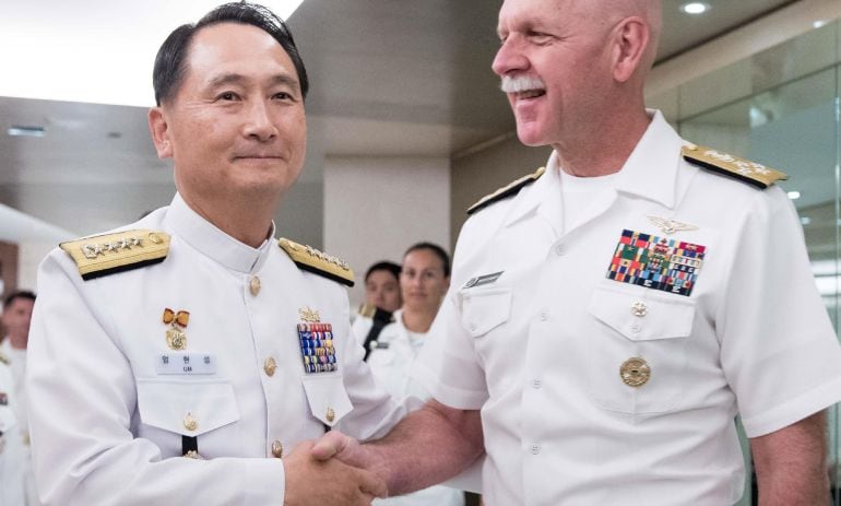 Fotografía cedida por la Marina de Corea del Sur, muestra a Uhm Hyun-seong, jefe de operaciones navales de Corea del Sur, quien se reunió con el almirante Scott Swift, comandante de la Flota estadounidense del Pacífico, en Seúl, (Corea del Sur) este marte