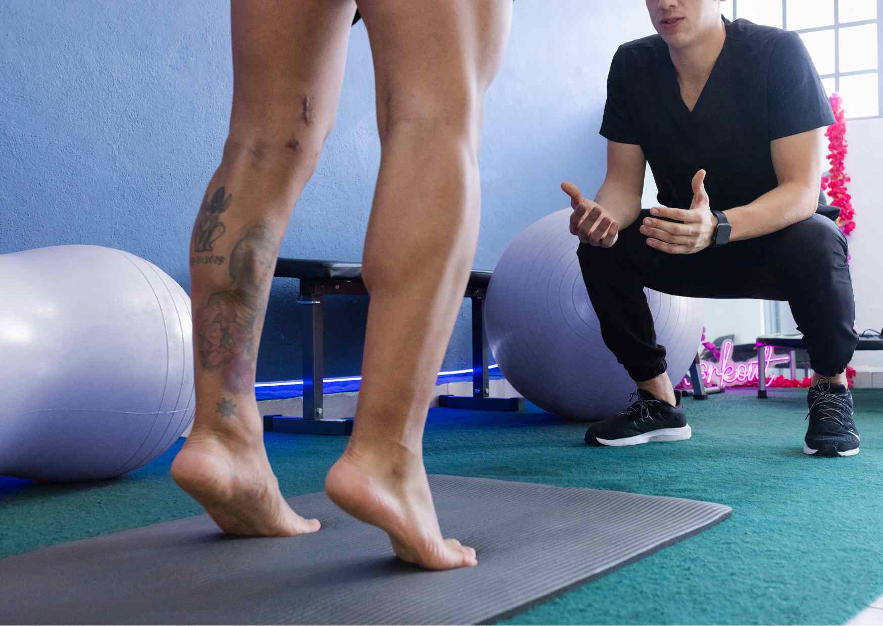 Persona realizando ejercicio físico ante un monitor