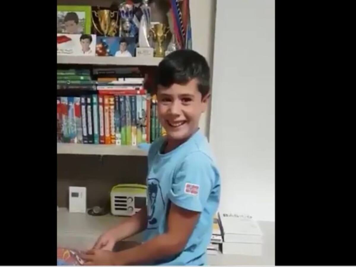 La emoción de un niño al recibir el abono del Valencia