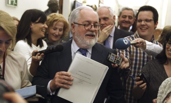 Miguel Arias Cañete, en los pasillos del Congreso