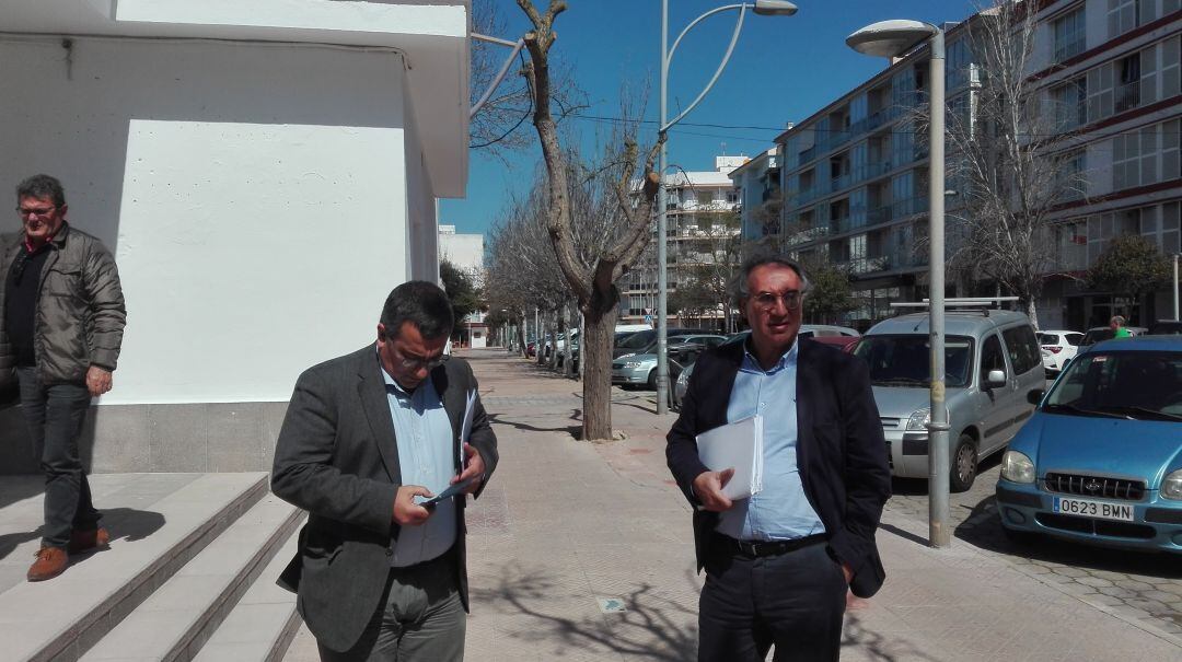 El conseller Martí March quan entrava al col·legi Verge de Gràcia de Maó.