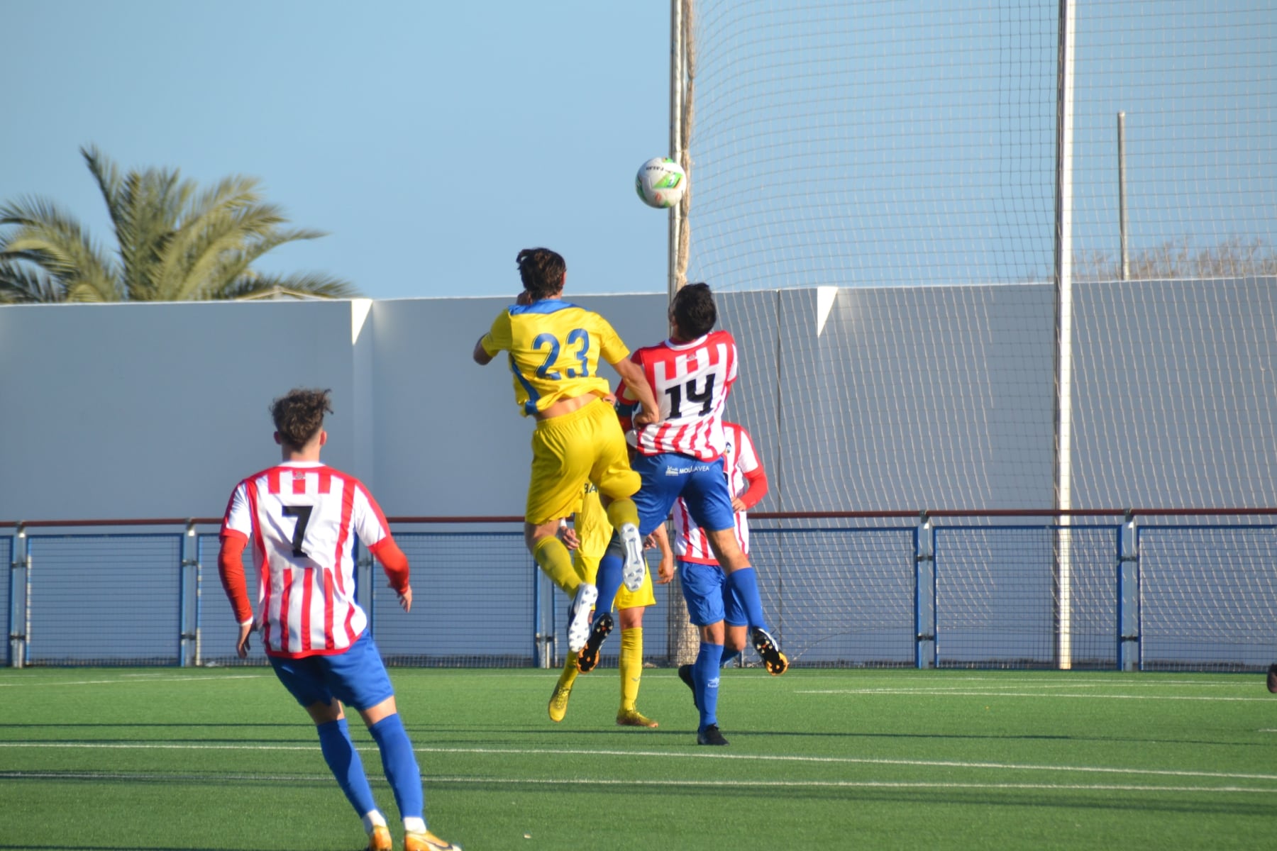 Jugadores del CD Jávea y CD Dénia durante un partido.