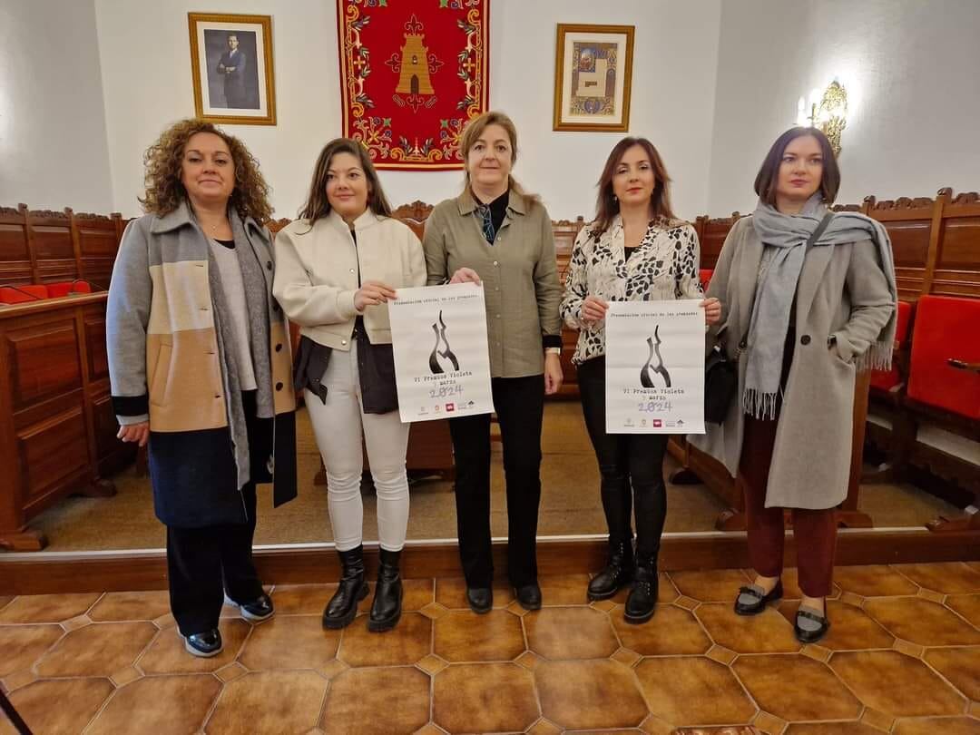 La concejala de Igualdad y Mujer, Ana Belén Lara (centro), junto a miembros de las Plataforma Tosiriana por la Educación y de Sinergia.