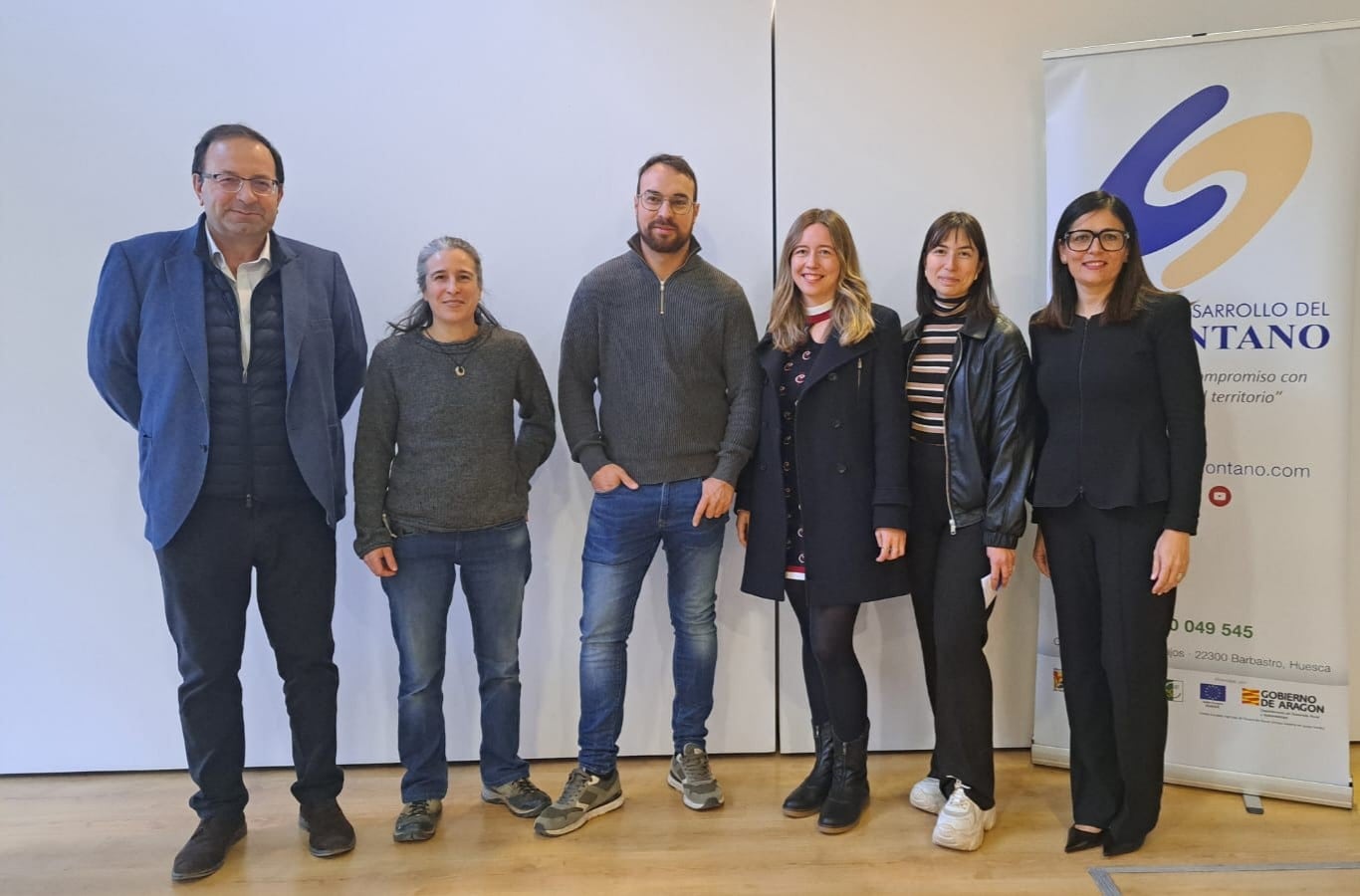 Los cuatro emprendedores premiados con Mariano Altemir y Lorena Pano