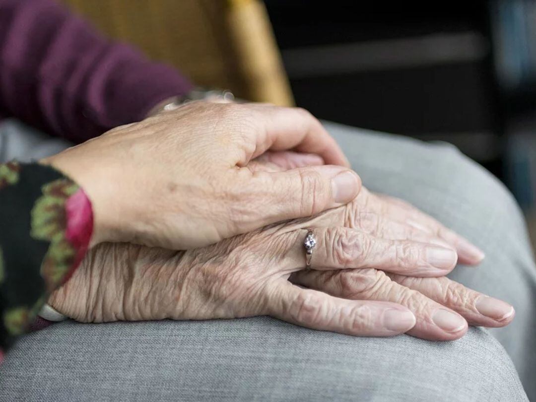 Manos de una persona anciana