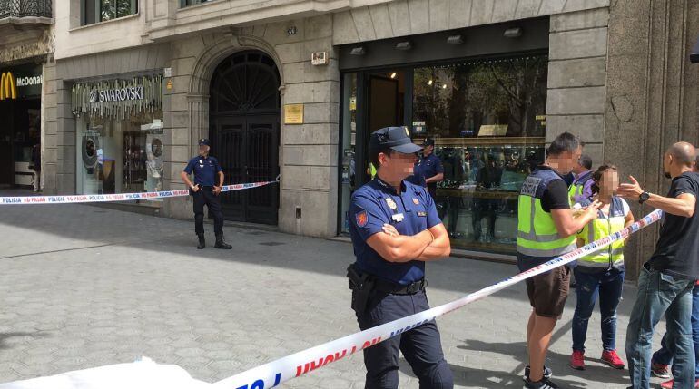 Els agents, a les portes de la joieria, en ple Passeig de Gràcia de Barcelona 