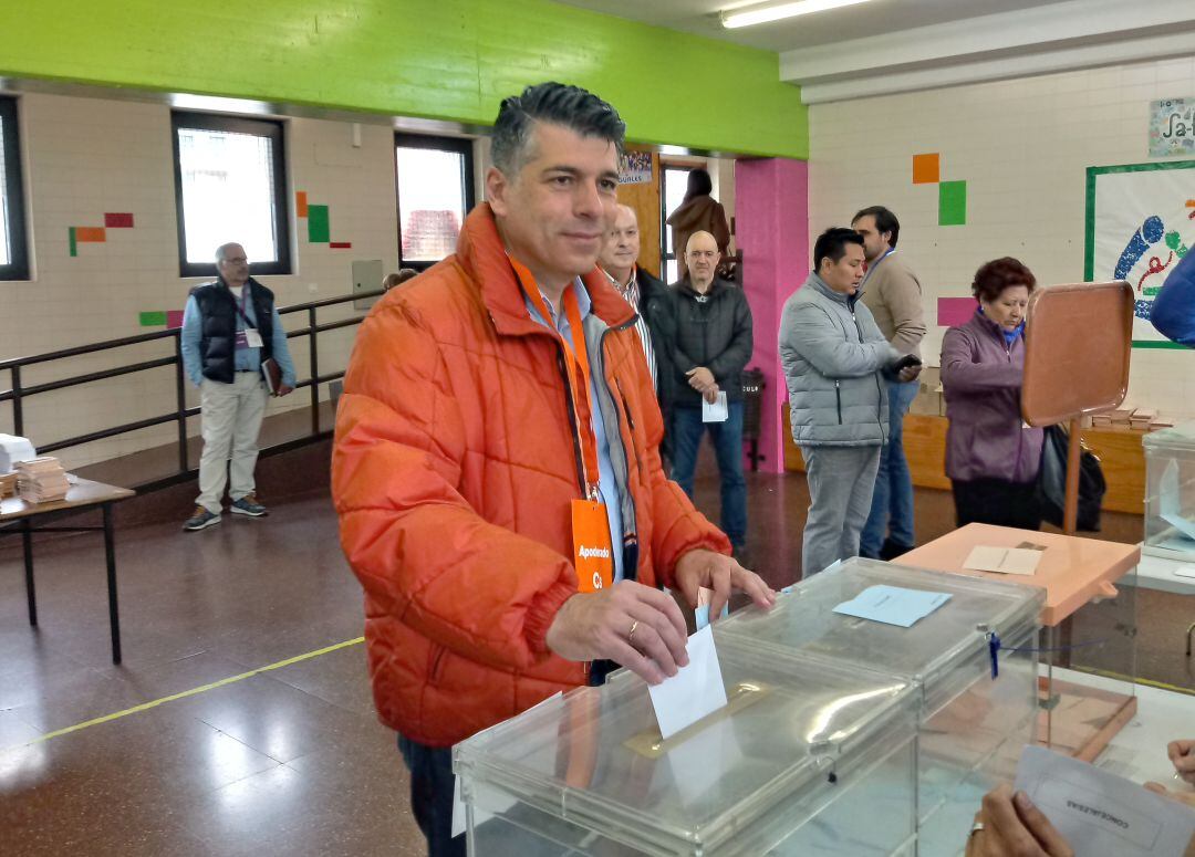 El cabeza de lista de Ciudadanos al Ayuntamiento de Burgos, Vicente Marañón, votando el domingo 26 de mayo