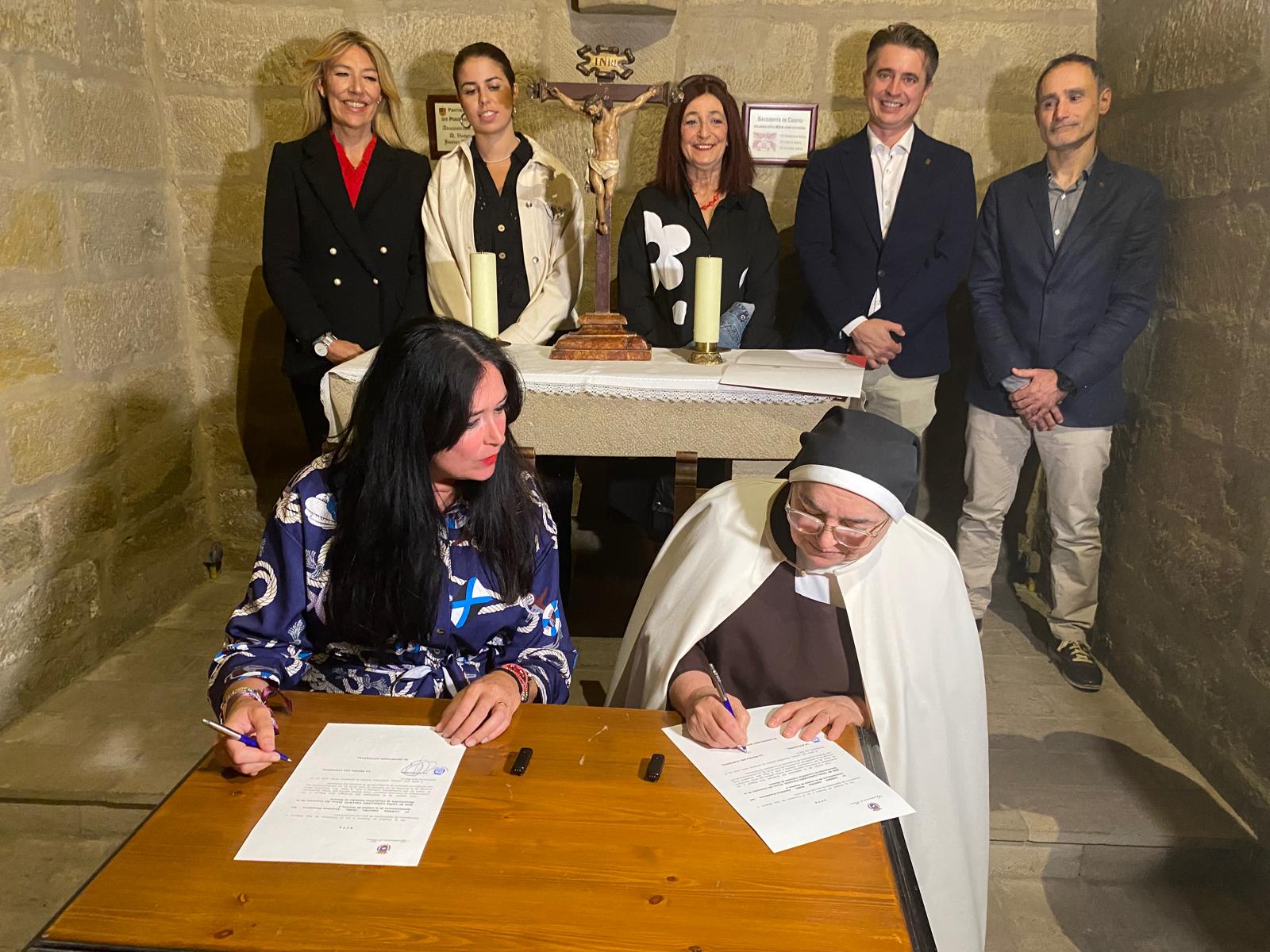 La alcaldesa de Huesca y la superiora de las Miguelas, firmando el acta del pago simbólico