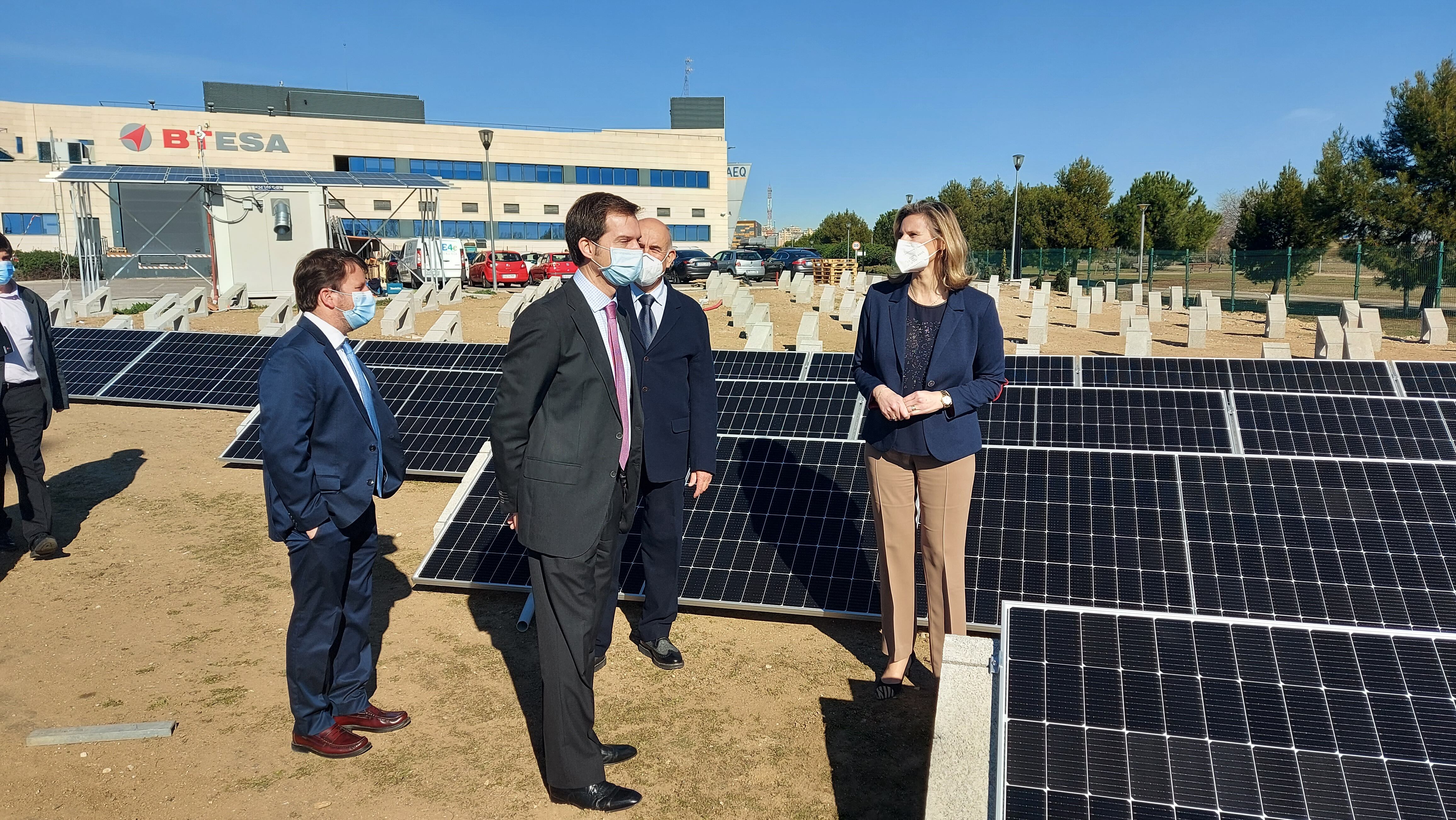 La consejera de Medio Ambiente madrileña en la instalación fotovoltaica de BTESA en Leganés